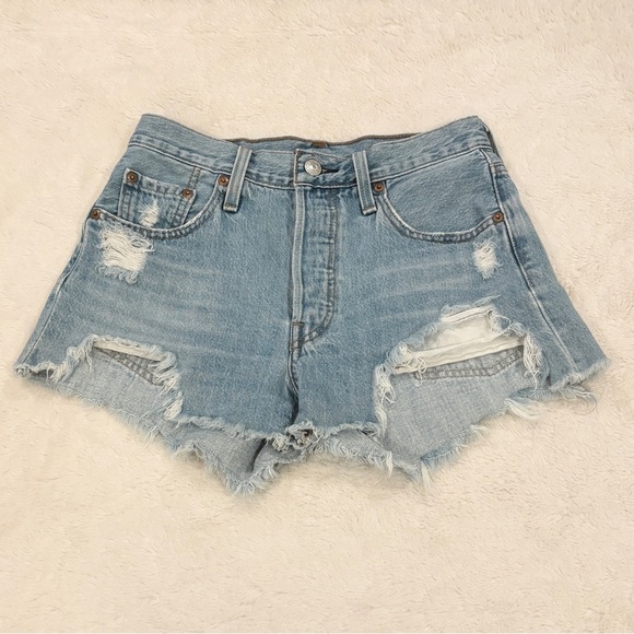 Levi’s 501 W25 (0/1) Denim Women’s Jeans Shorts Distressed Button Fly 56327-0193 - Picture 1 of 10